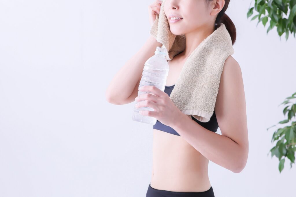汗を拭く女性